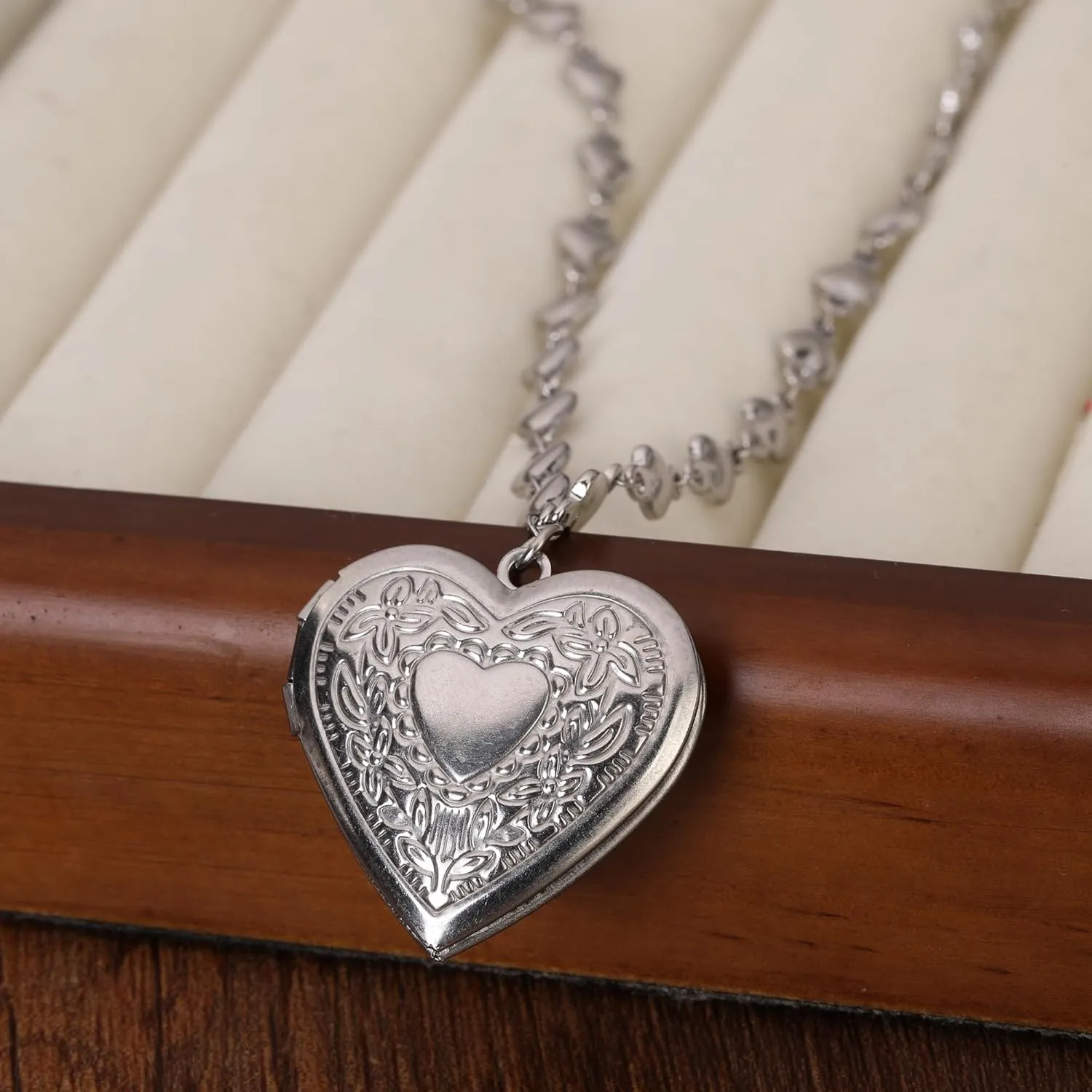 Heart Locket Pendant necklace for Women Photo Silver Lockets Necklaces that Holds Pictures Jewelry